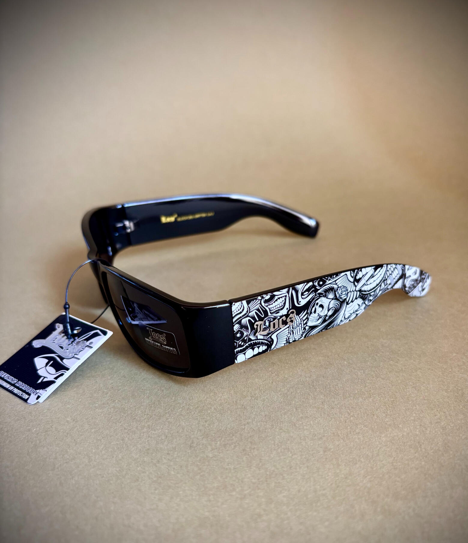 Lunettes de soleil Locs noires avec motifs graffiti skull tête de mort sur les branches style streetwear
