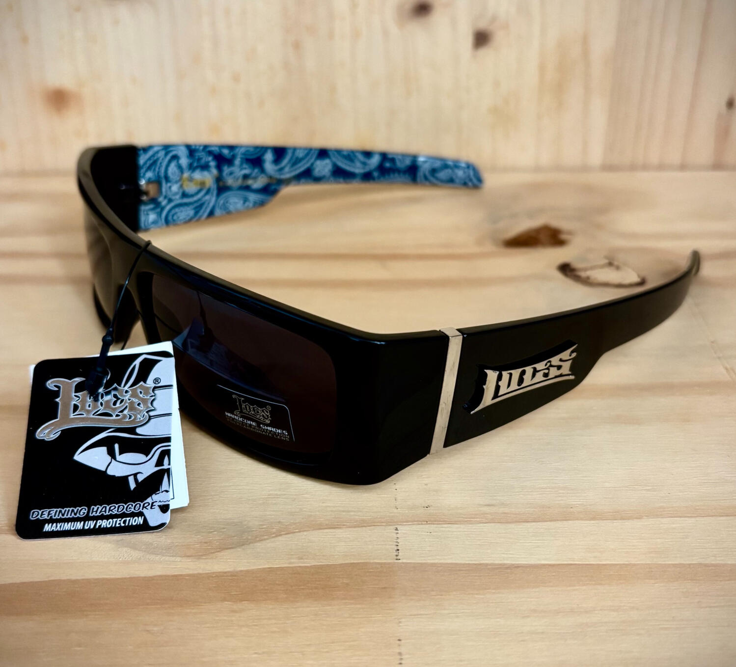 Lunettes de soleil Locs noires avec imprime bandana bleu et blanc a l interieur des branches