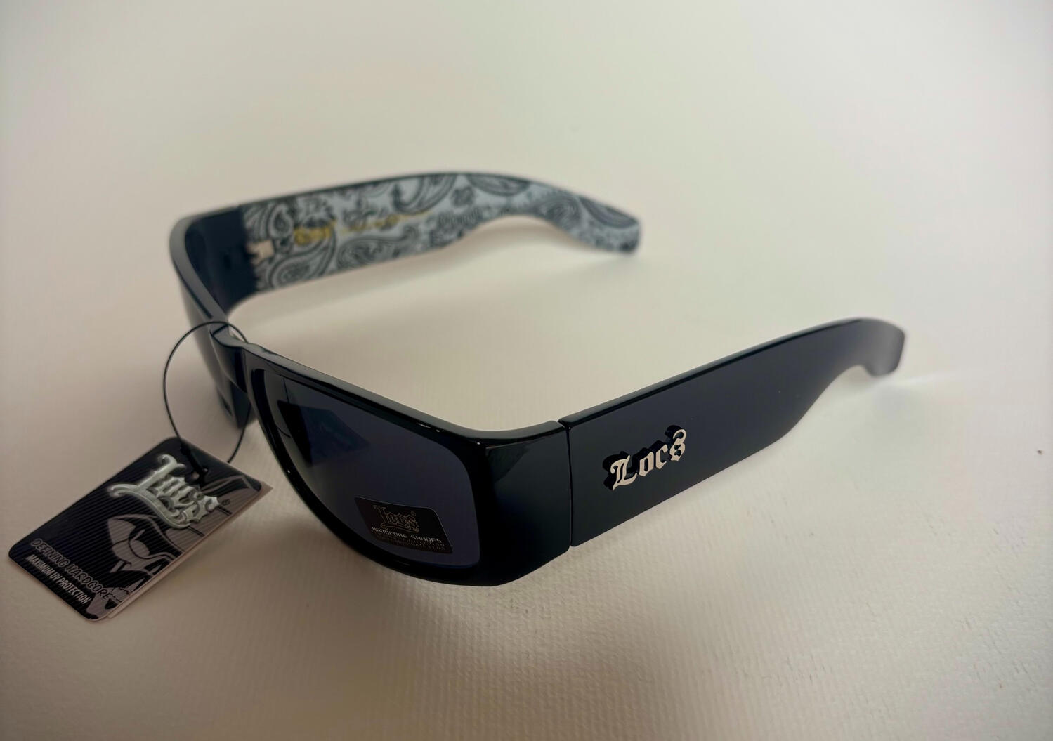Lunettes de soleil Locs noires avec motif bandana blanc a l interieur des branches style biker cholo westcoast