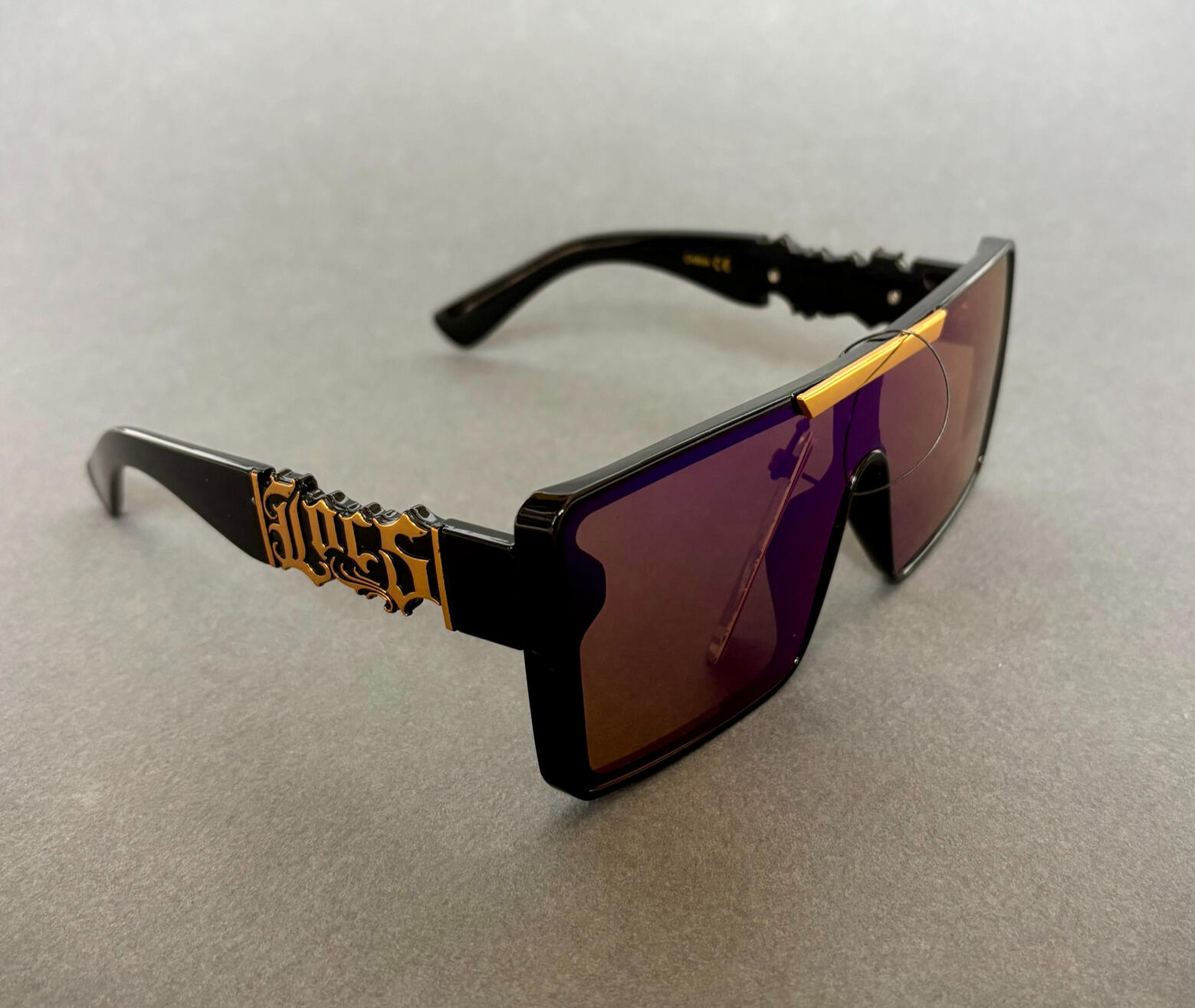 Lunettes de soleil Locs noires avec détails dorés et verres miroir pétrole style streetwear