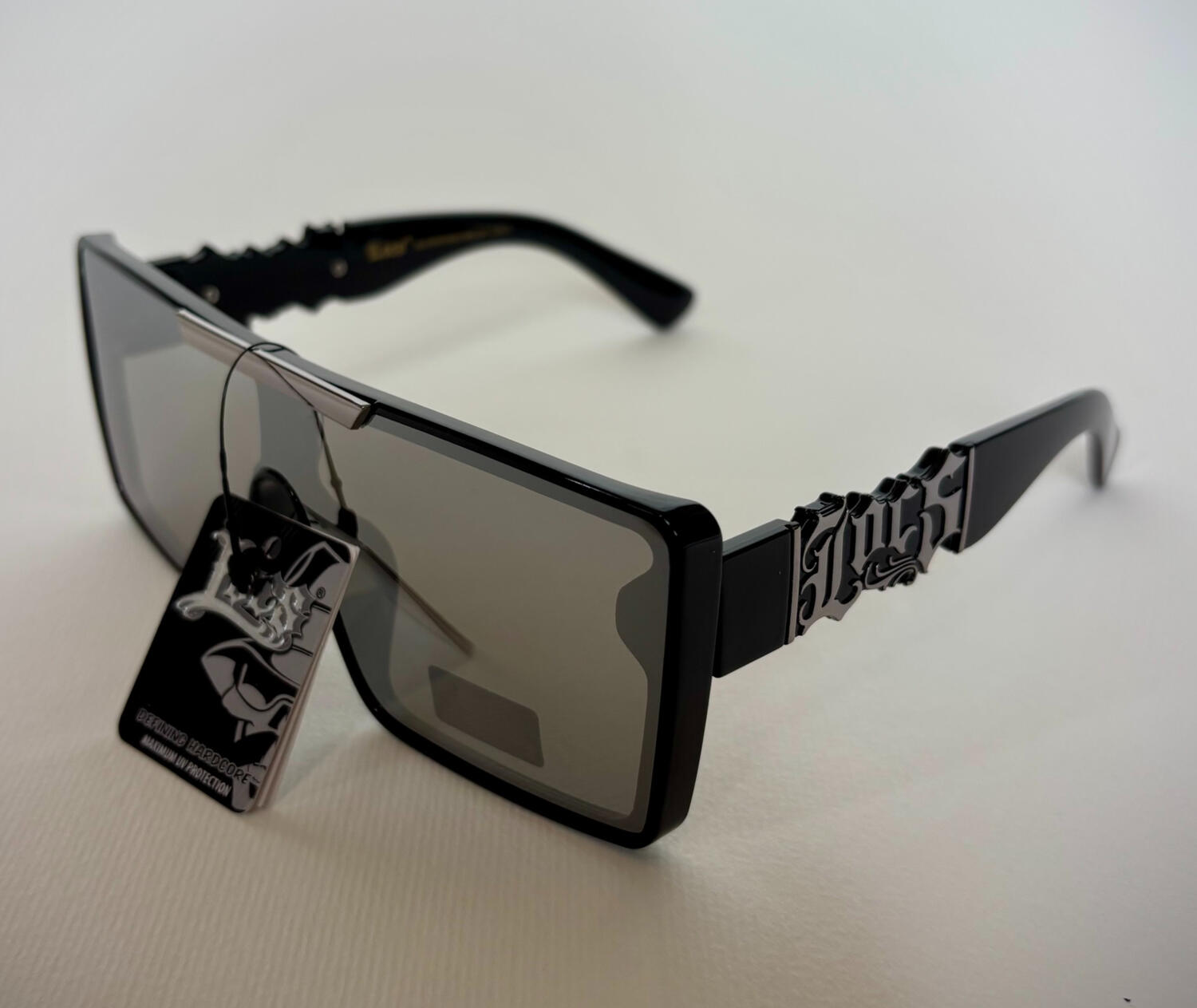 Lunettes de soleil Locs noires carrées avec finitions métalliques sur les branches style biker