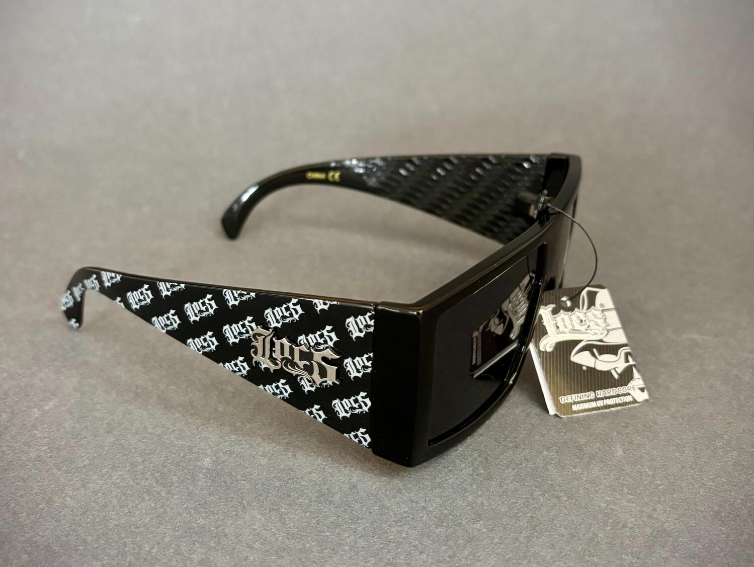Lunettes de soleil Locs noires avec logos blancs répétés sur les branches style streetwear très large