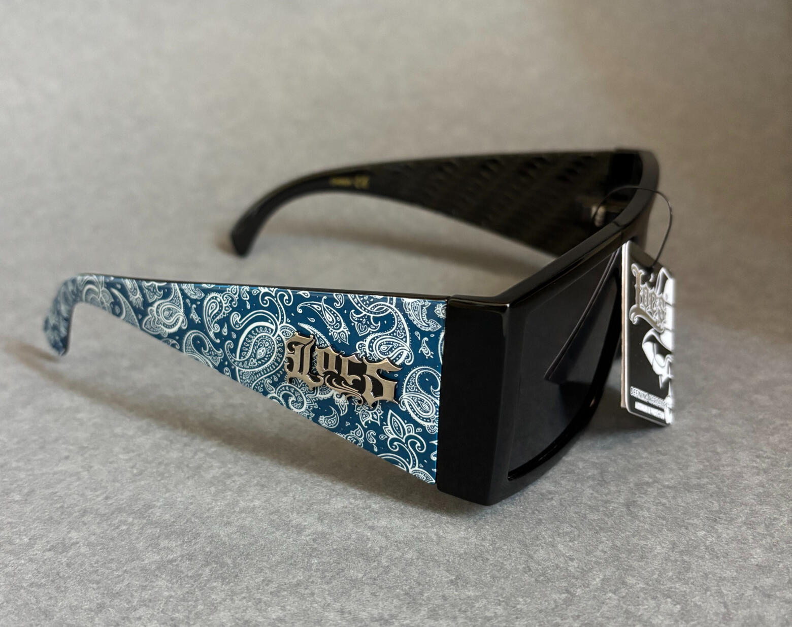 Lunettes de soleil Locs noires très large avec motifs bandana bleu et noir sur les branches style West Coast