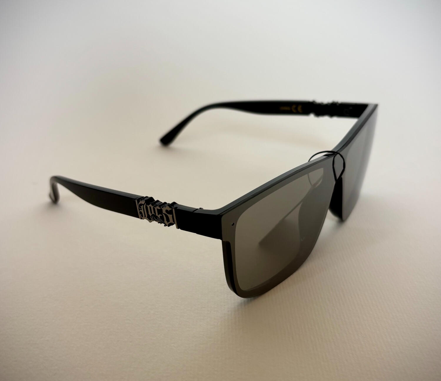 Lunettes de soleil Locs noires avec branches fines et détails métalliques style streetwear
