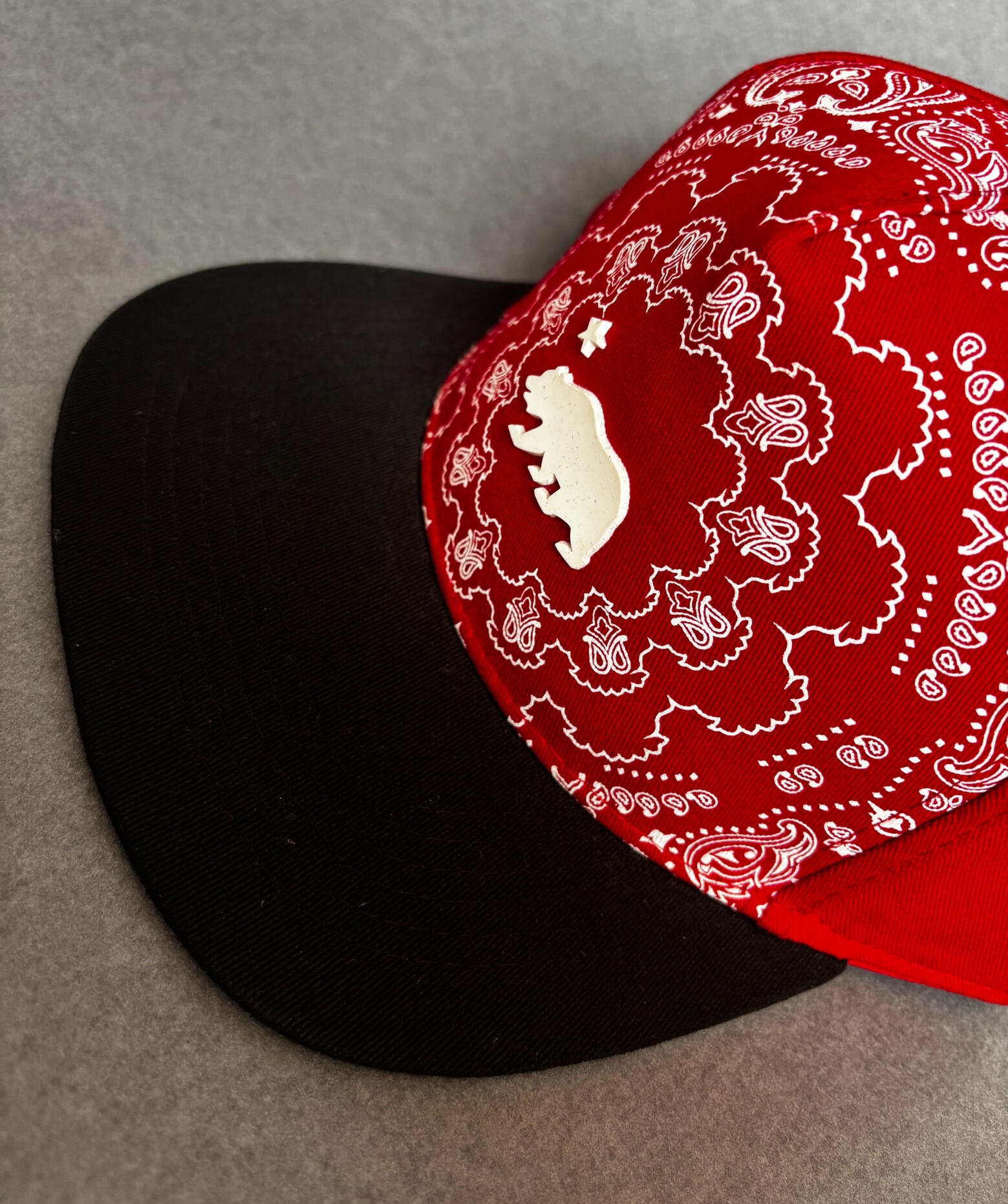 Casquette snapback visiere imprimé bandana rouge et motif ours California style West Coast