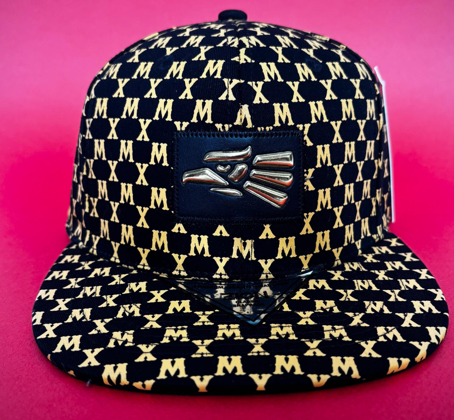Casquette snapback noire avec motifs répétés et détails dorés style streetwear Mexico