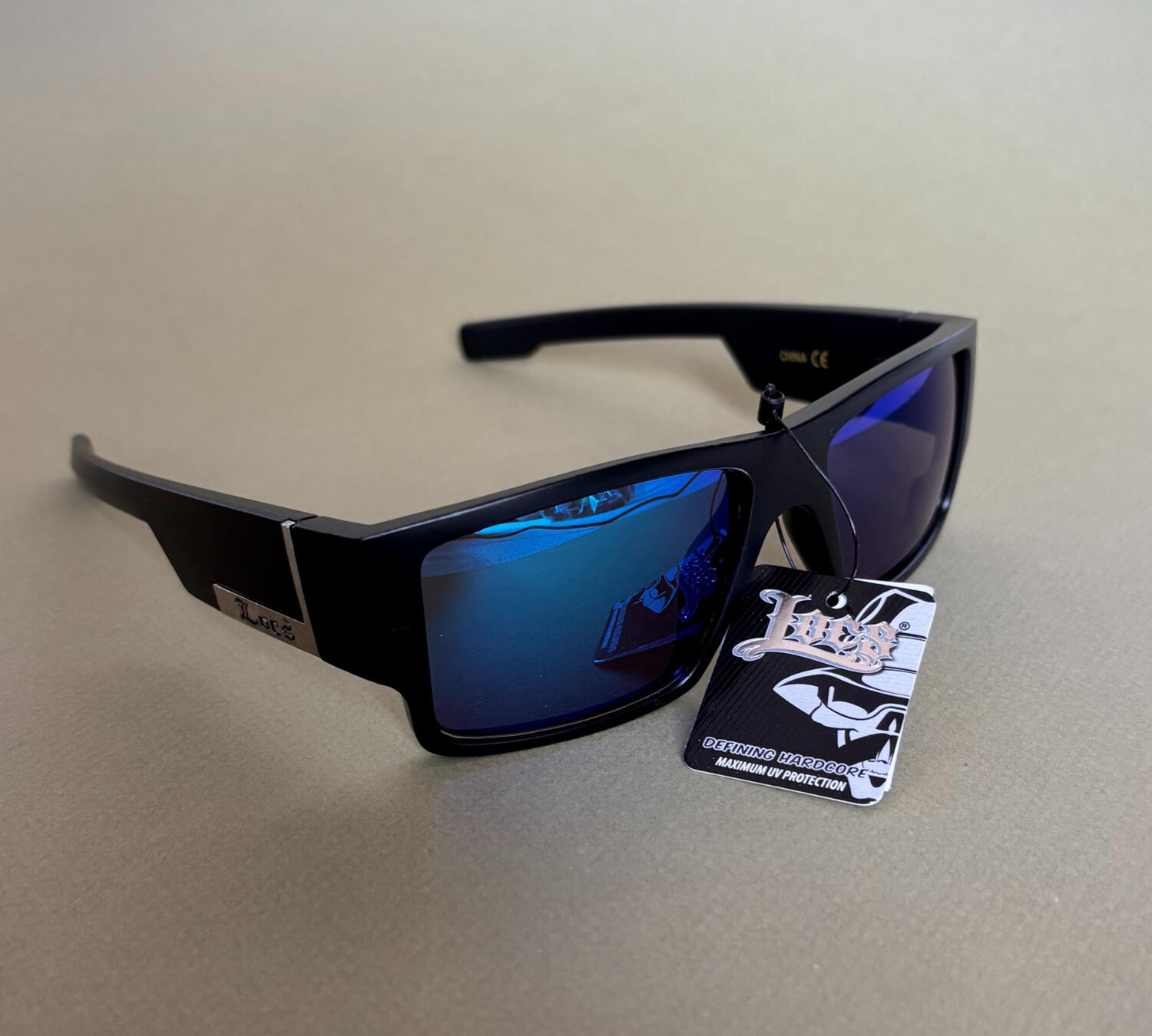 Lunettes de soleil Locs rectangulaires noires avec verres miroir bleus style West Coast cholo lowrider