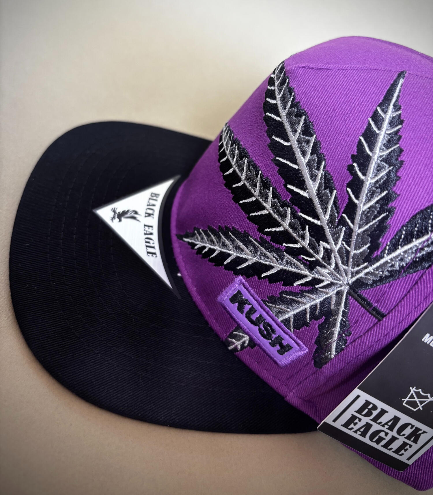Casquette snapback noire avec broderie feuille violette style streetwear urban