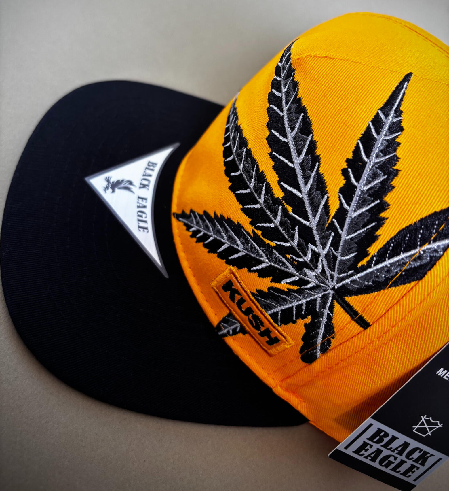 Casquette snapback noire et jaune avec broderie feuille style streetwear