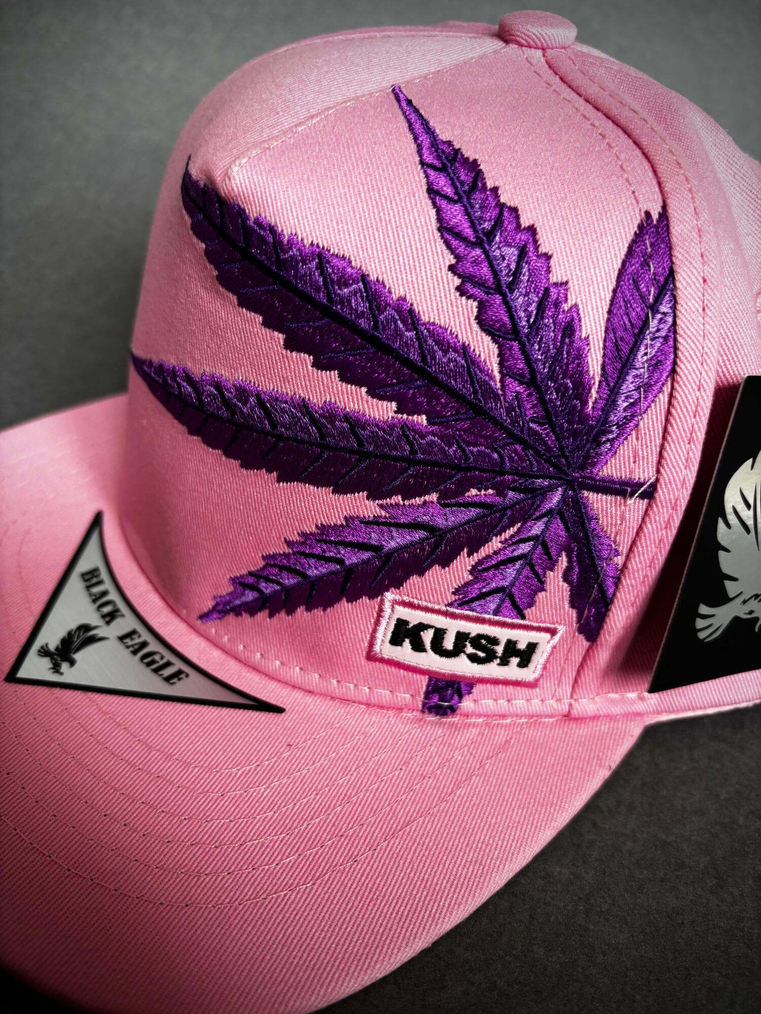 Casquette snapback rose avec broderie feuille violette style streetwear West Coast